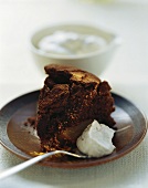 Stück Birnen-Schokoladen-Kuchen mit Sahne