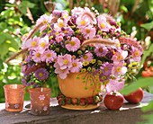 Sommerlicher Blumenstrauss mit rosa Anemonen und Astern
