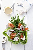 Salat mit grünen Bohnen, Champignons, Tomaten, Salatdressing