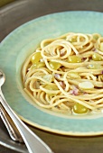 Spaghetti with green grapes