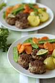 Meat patties with lime and vegetables
