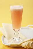 Bellini (Cocktail mit Sekt und Pfirsichpüree) im Glas