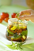 In Olivenöl eingelegte getrocknete Tomaten mit Rosmarin