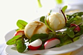 Blattsalat mit marmorierten Eiern und Radieschen