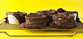 Aufgeplatzte Schokoladensouffles auf Kuchengitter