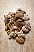 Verschiedene Nüsse auf Holzuntergrund