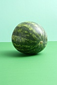 Wassermelone auf grünem Hintergrund