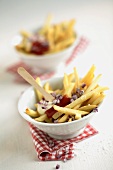 Pommes frites mit Ketchup, Mayonnaise und Zwiebeln