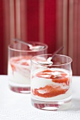 Zwei Gläser Joghurt mit pürierten Erdbeeren