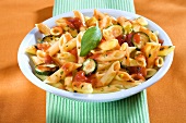 Penne mit Tomatensauce und Zucchini