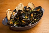Zuppa di cozze (Steamed mussels with toast)