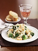 Linguine with prawns and broccoli