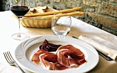 Prosciutto e pera (Raw ham with red wine pears, Italy)
