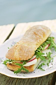 Sandwich mit Mozzarella, Apfel und Rucola