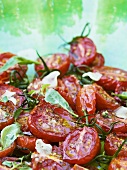 Tomatensalat mit Knoblauch und Basilikum