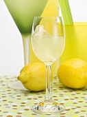 Limoncello und frische Zitronen