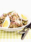 Rice salad with tuna, red onions and egg