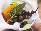 Spices for soups and stews (allspice berries, bay leaves etc.)