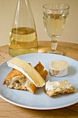 Goats' cheese and brie with Sauvignon blanc