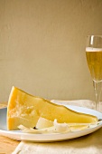 Parmesan und ein Glas Vintage Champagner
