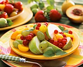 Obstsalat mit Äpfeln, Johannisbeeren, Mirabellen und Trauben