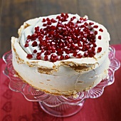 Baisertorte mit Sahne und Granatapfelkernen