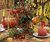 Herbstlich gedeckter Tisch mit Kürbissen
