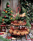 Weihnachtlich geschmückte Etagere mit Nüssen