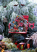 Weihnachtlich dekorierter Stuhl im Freien