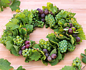 Wreath of grapes and leaves