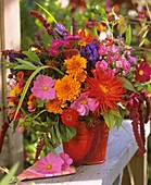 Bunter Blumenstrauß mit Dahlien und Chrysanthemen