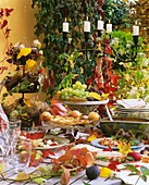Herbstlich dekorierter Tisch