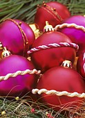 Weihnachtsbaumkugeln mit festlicher Kordel dekoriert