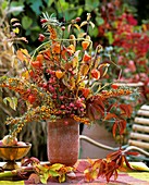 Herbststrauss mit Sanddorn, Pfaffenhütchen und Lampionblume