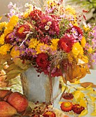 Strauss mit Herbstchrysanthemen, Strohblumen und Astern