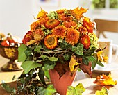 Strauss mit Herbstchrysanthemen, Strohblumen und Hortensien