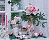 Amaryllis in Vasen weihnachtlich dekoriert