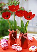 Rote Tulpen und Ostereier