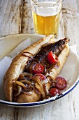 Hotdog mit Boerewors (Grillwurst, Südafrika) und Tomaten-Zwiebel-Relish