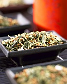 Getrocknete Teeblätter in Schalen