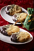 Erdnuss-Cookies mit Schokolade verziert