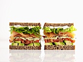 Zwei Lachs-Sandwiches