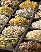 Verschiedene Getreidesorten und Getreideprodukte im Setzkasten (Ausschnitt)