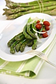 Green asparagus with tomatoes and Parmesan