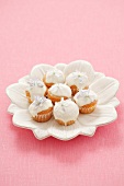 Mini-cupcakes with white chocolate icing and flowers