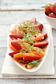 Räucherlachs mit Erdbeeren, Rucola und grünem Pfeffer