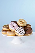 Donuts mit verschiedenen Glasuren auf einer Kuchenplatte