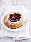 Brioche with berries and icing sugar