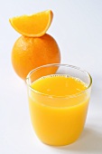 Glas Orangensaft, Orange und Orangenschnitz