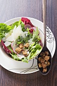 Salad with garlic croutons